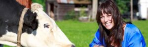 Angelique van Dam op de foto met een koe
