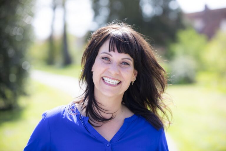 Angelique van Dam stralend op een profielfoto