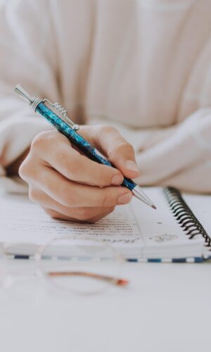 Angelique leest een manuscript